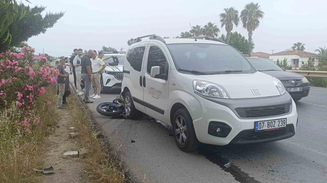 Antalyada emniyet şeridinde duran araca motosiklet çarptı: 1 ağır yaralı