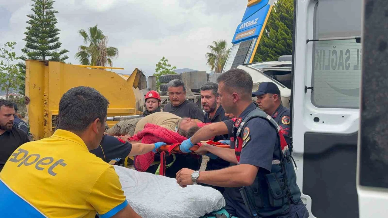 Antalyada freni patlayan zift yüklü kamyon ortalığı savaş alanına çevirdi