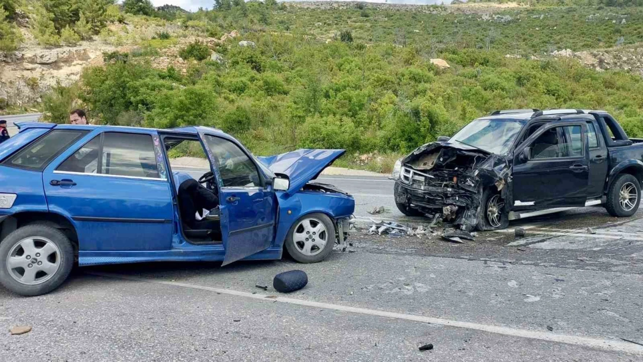 Antalyada iki araç çarpıştı: 1 ölü, 2 yaralı