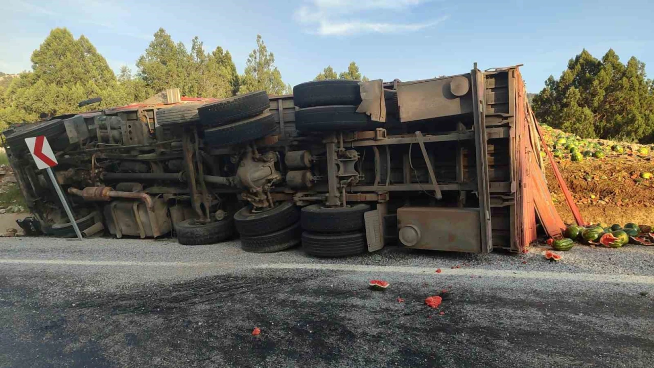 Antalyada karpuz yüklü kamyon devrildi, tonlarca karpuz yol kenarına savruldu