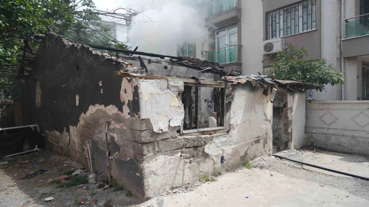 Antalyada metruk binada korkutan yangın