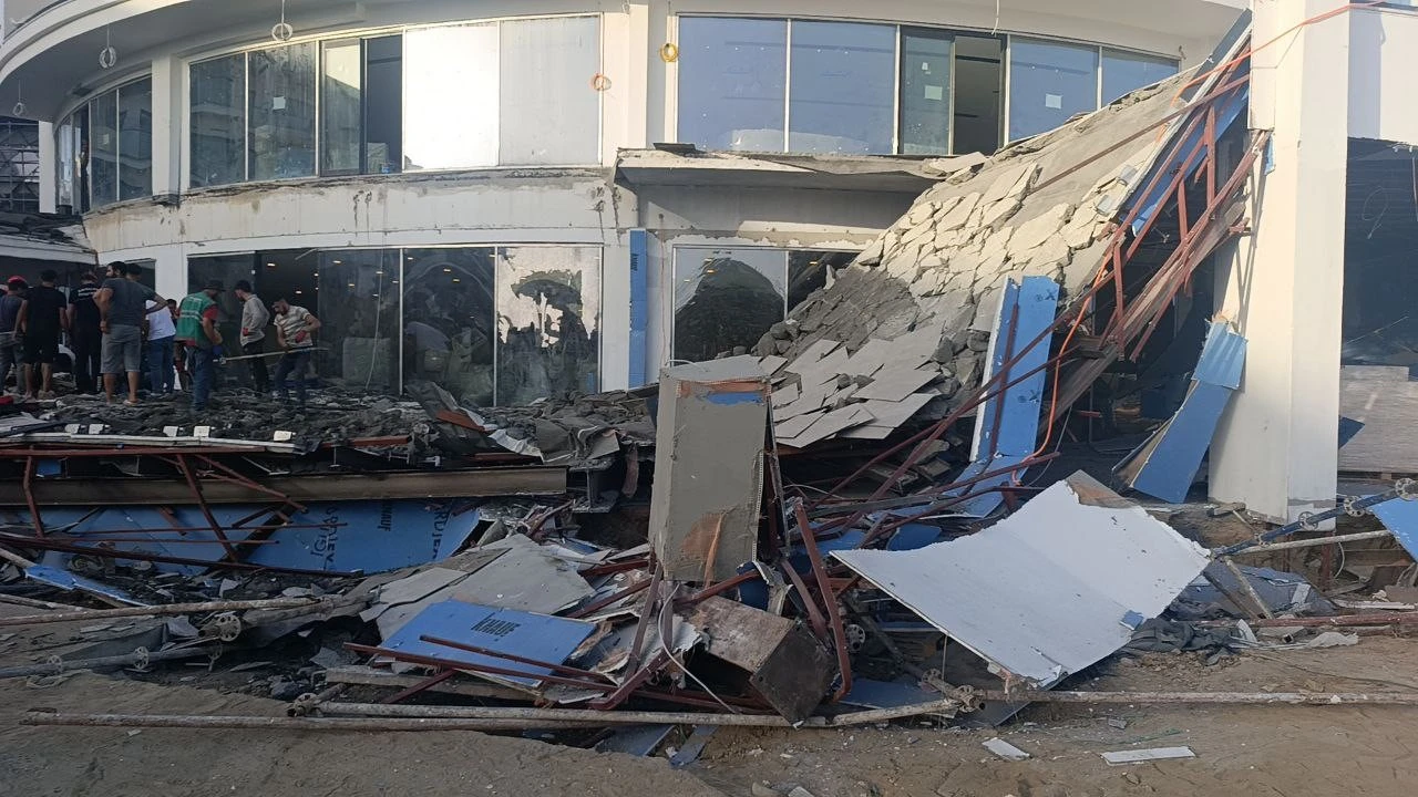 Antalyada otel inşaatının balkonu göçtü: İşçiler canını son anda kurtardı