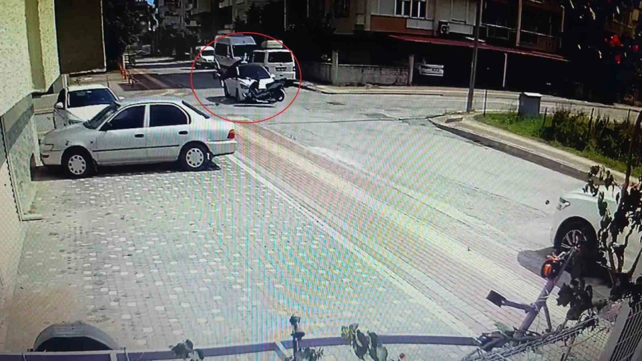 Antalyada otomobille çarpışan motosiklet sürücüsü havada taklalar attı