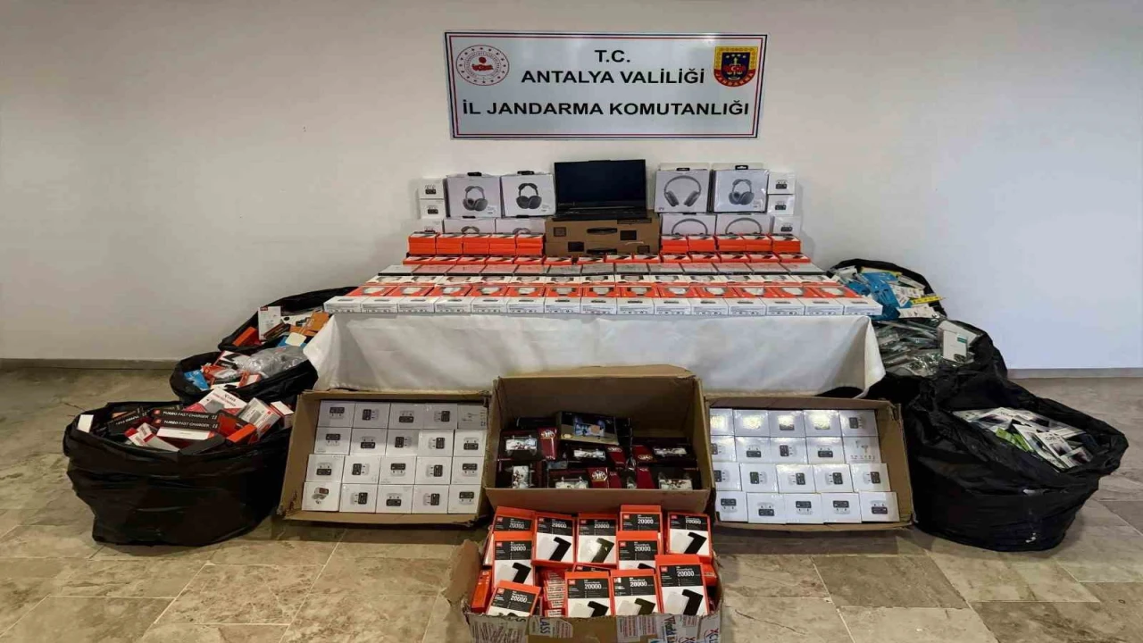 Antalyada telefon aksesuarı operasyonunda binlerce ürün ele geçirildi