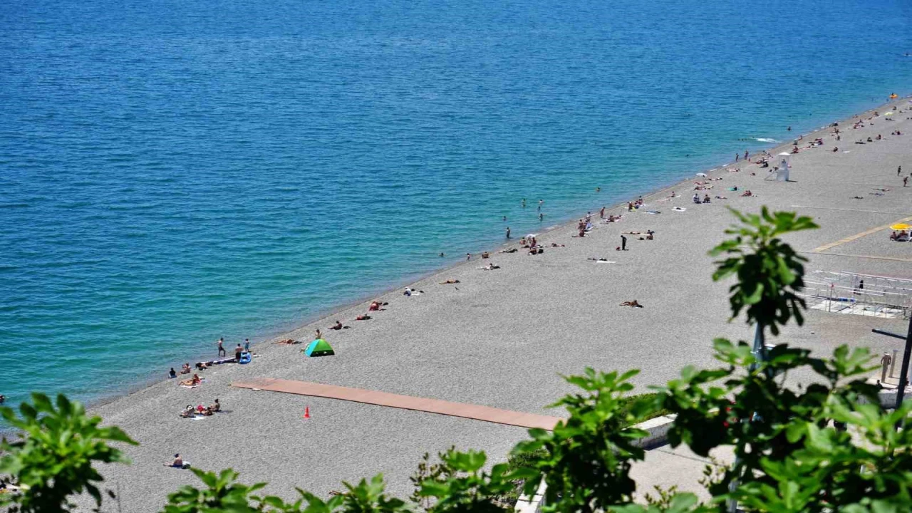 Antalyada termometreler 28 dereceyi gösterdi, tatilciler denizin keyfini çıkardı