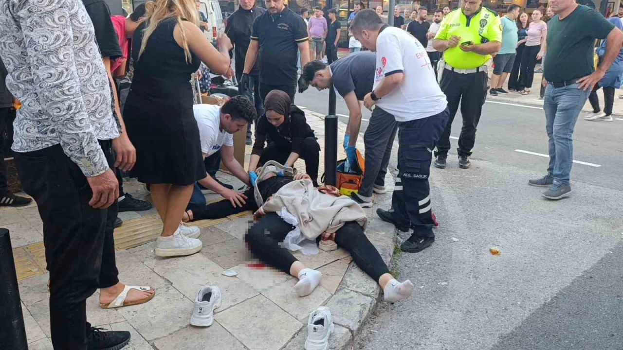 Antalyada ters yönden çıkan otel servisi ile motosiklet çarpıştı: 1 ölü