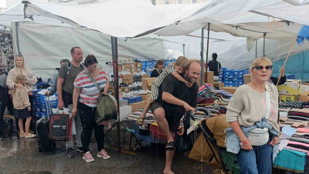 Antalyada turistlerin pazar keyfini yağmur bile bozamadı