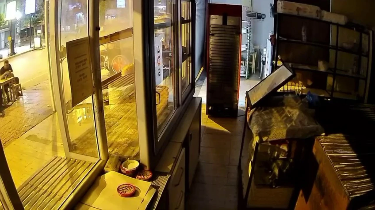 Araçla geçerken iş yerini kurşunladılar