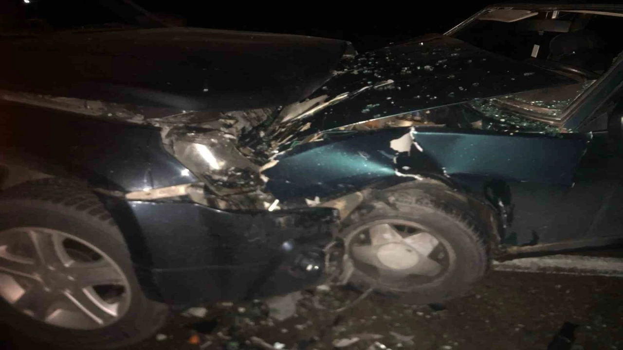 Araçlar kafa kafaya çarpıştı: 3 yaralı