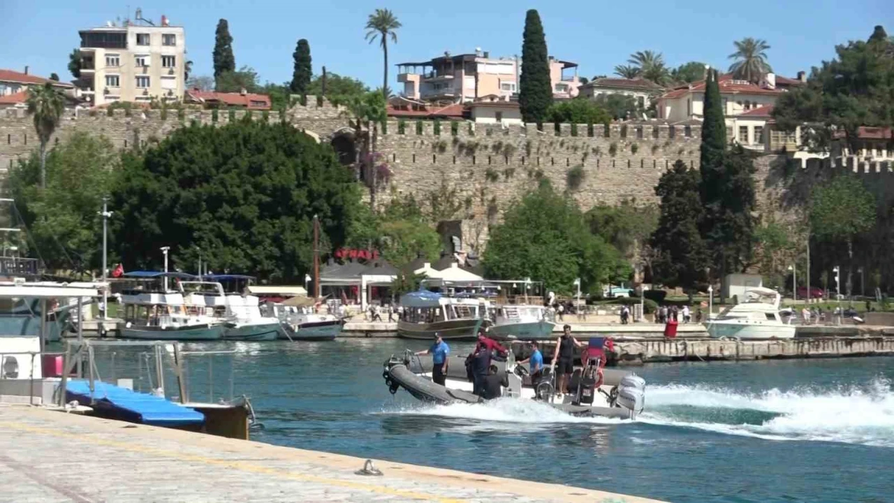 Arızalanan motorbotta mahsur kalan 3 kişiyi deniz polisi kurtardı