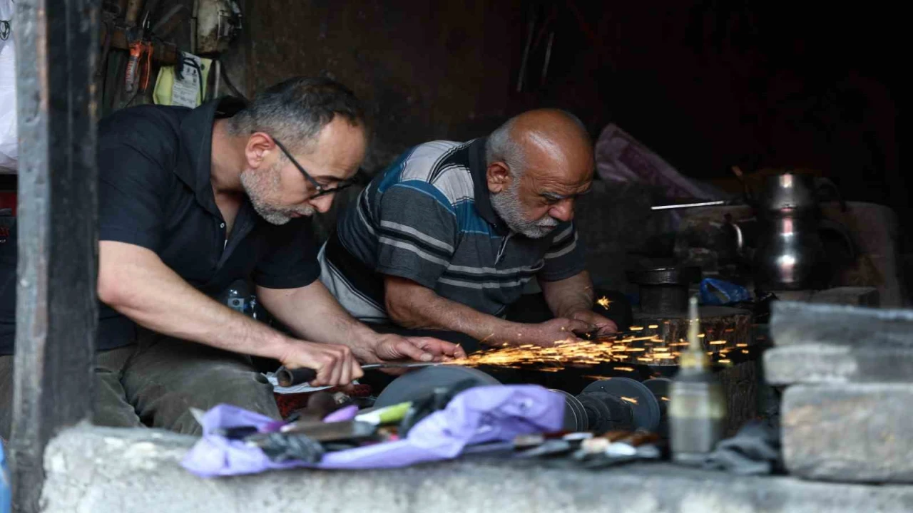 Asırlık dükkânda baba-oğulun bıçak mesaisi