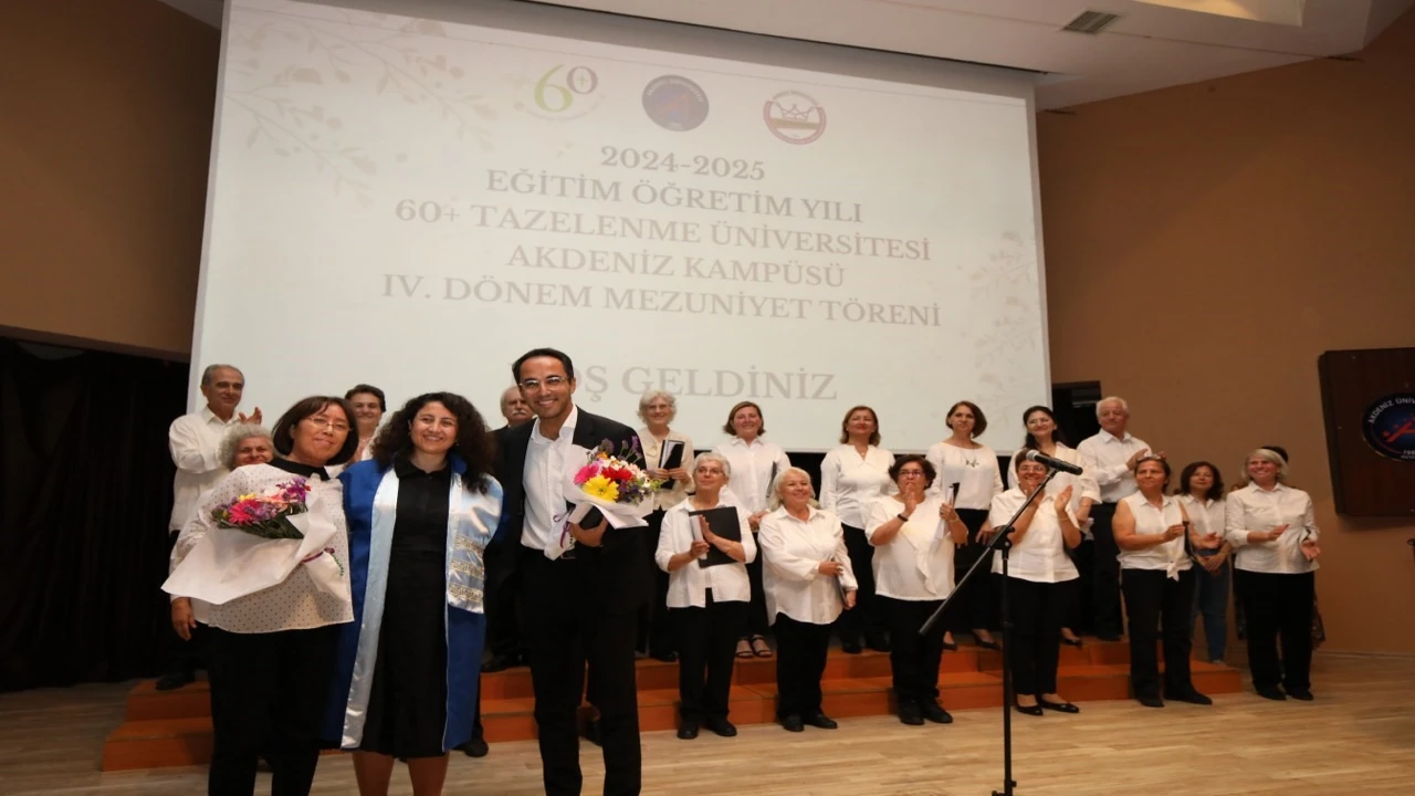 AÜ 60+ Tazelenme Üniversitesinde mezuniyet sevinci
