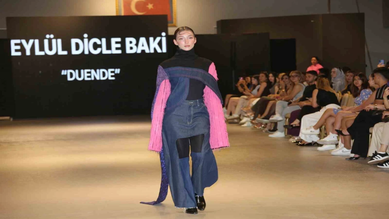AÜ Tekstil ve Moda Tasarımı öğrencilerinden mezuniyet defilesi