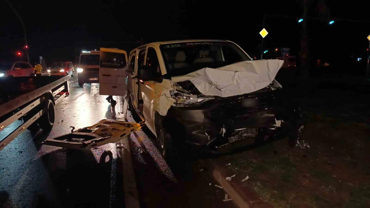 Aynı firmaya ait 2 tur aracı çarpıştı, 4ü turist 6 kişi yaralandı