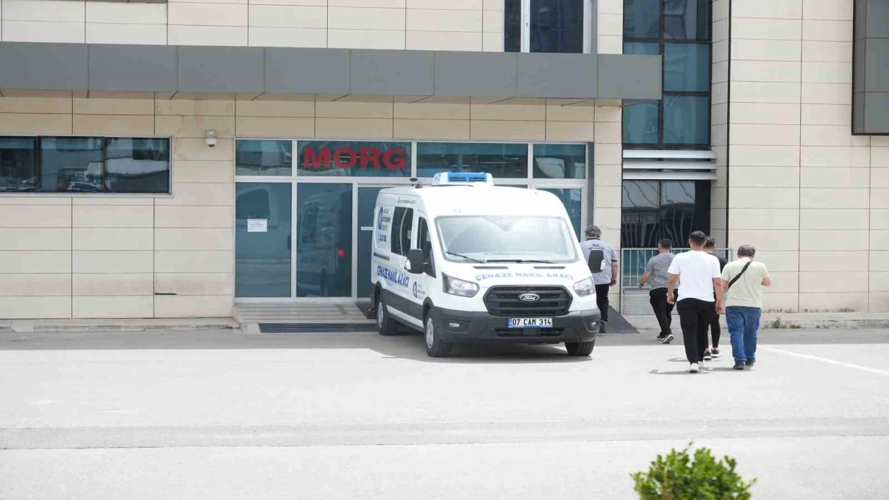 Babasının bıçaklayarak öldürdüğü gencin cenazesi morgdan alındı