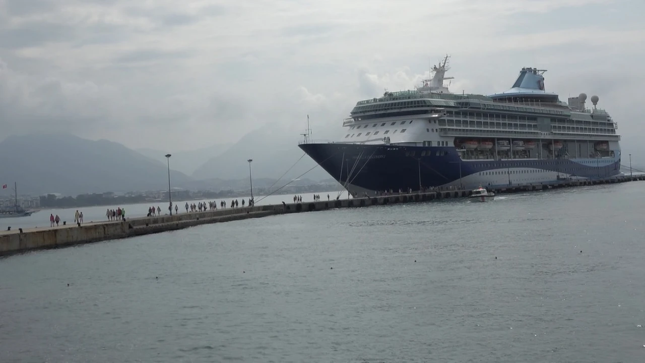 Bin 795 yolcu ve 729 mürettebatı bulunan kruvaziyer Alanya Limanına demir attı