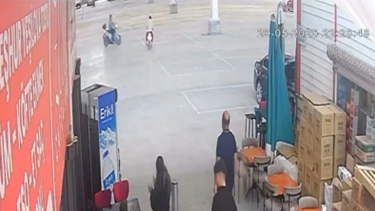 Boş pazar yerinde motosikletler çarpıştı: 2 yaralı