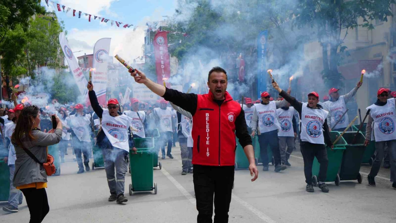 Burdurda 1 Mayıs Emek ve Dayanışma Günü yürüyüş ve halaylarla kutlandı