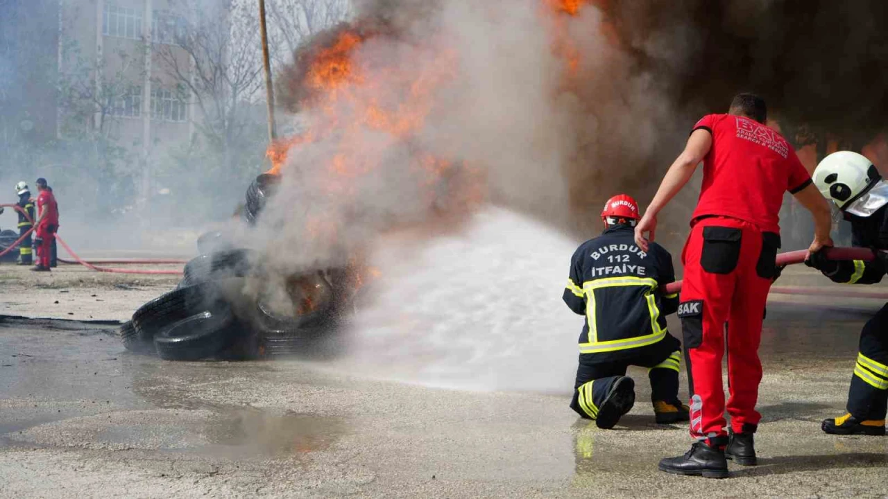 Burdurda 96 itfaiyeci, koordinasyon ve kriz yönetimi tatbikatı yaptı