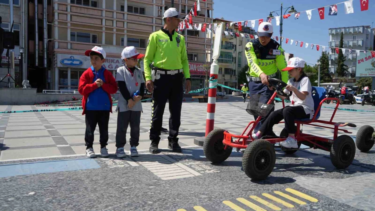 Burdurda çocuklara uygulamalı trafik eğitimi verildi
