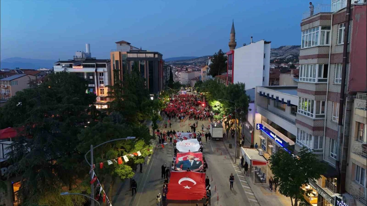 Burdurda Gençlik Haftası kortej yürüyüşüyle başladı, konserlerle coşku doruğa çıktı