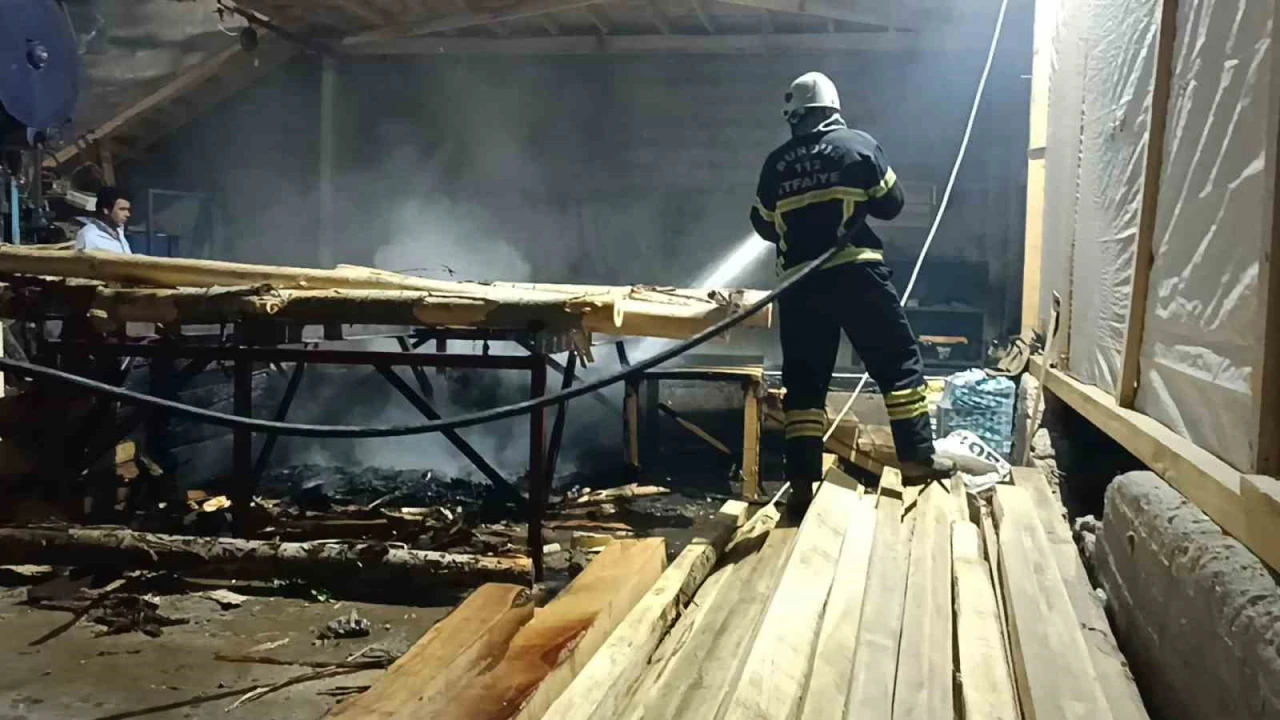 Burdurda hizar atölyesinde çıkan yangın kısa sürede söndürüldü