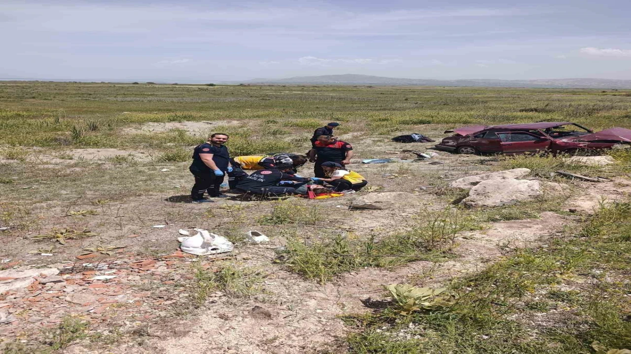 Burdurda otomobil şarampole devrildi: 1i çocuk 5 yaralı