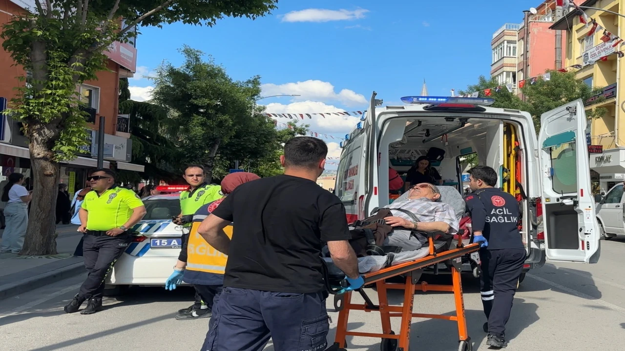 Burdurda yolun karşısına geçmek isteyen yaşlı adama otomobil çarptı