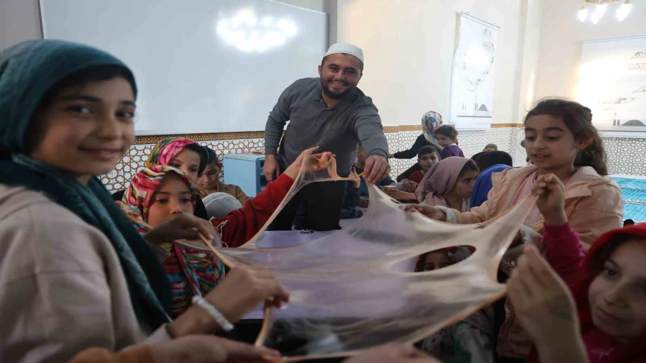 Camiyi çocuklara sevdiren imam, çocuk cemaati sayısını 4den 100e çıkarttı