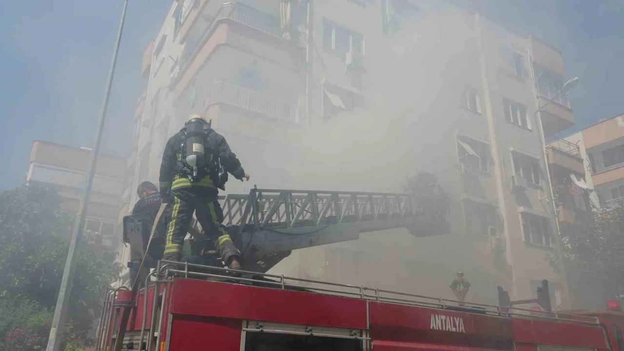 Dairede çıkan yangın apartmanı dumana boğdu