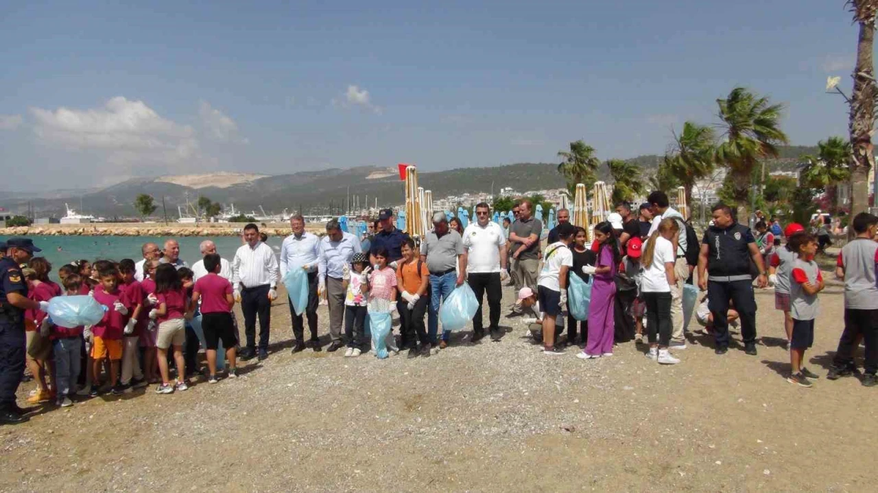 Dalgıçlar denizde , öğrenciler sahilde temizlik yaptı