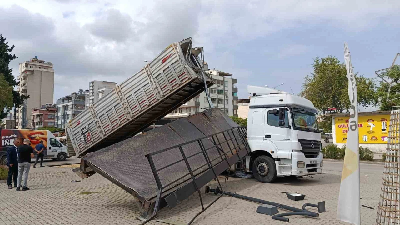 Damperi açılan tır üst geçidi kopardı: Yaya olmaması üzücü bir olayı engelledi