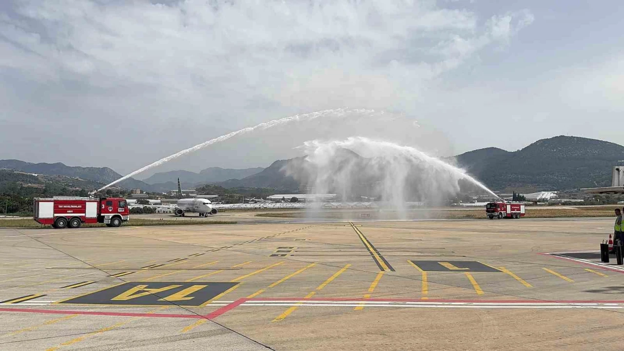 Danimarkadan havalanan uçak; Gazipaşada su takı seremonisiyle karşılandı