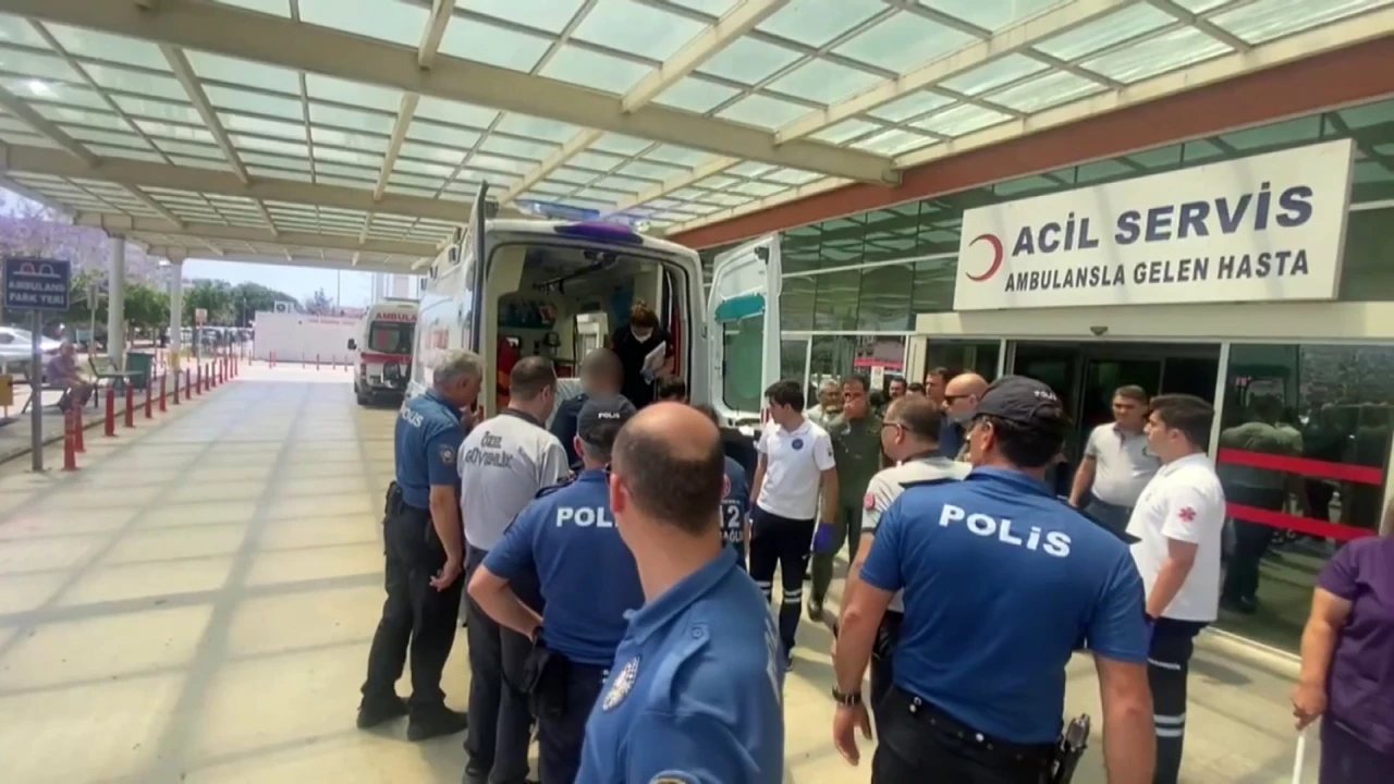 Denize acil iniş yapan helikopterdeki 4 personel Antalyadaki hastanelere sevk edildi