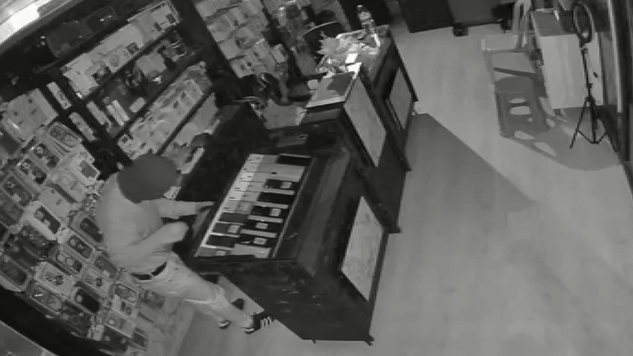 Depremzede esnafın konteyneri soyuldu: 10 dakikada 500 bin TLlik ürün gitti