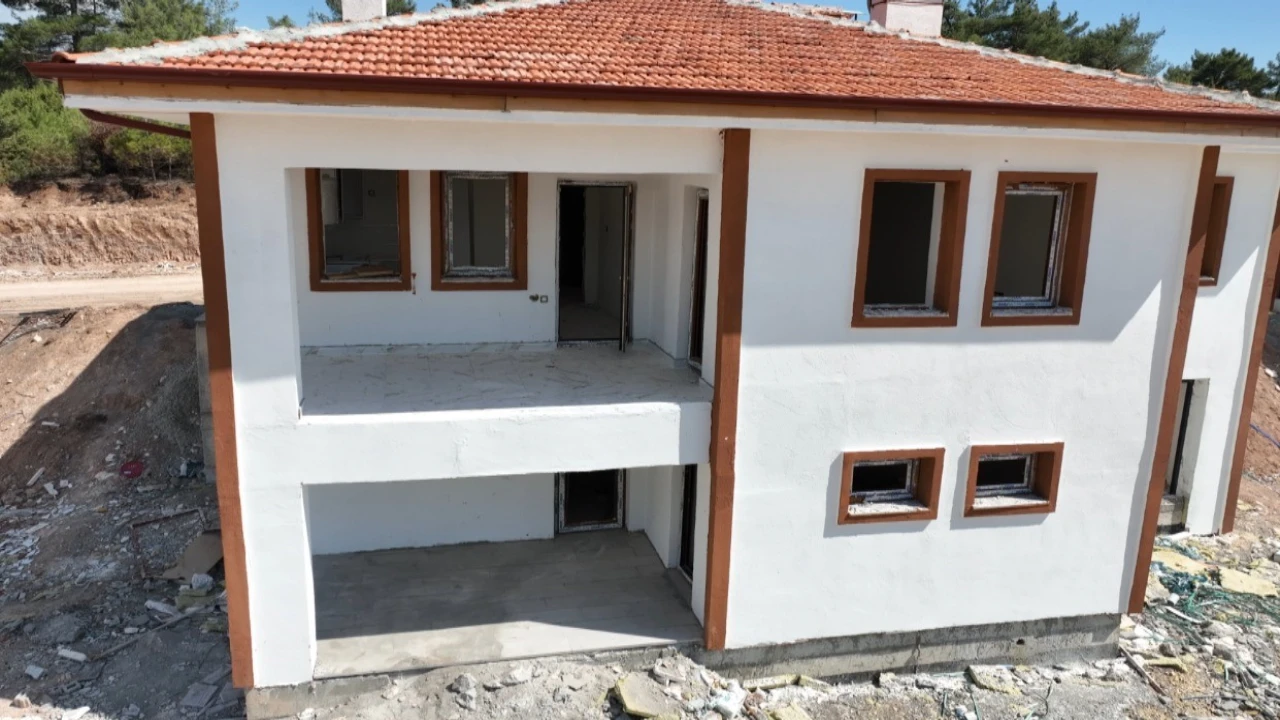 Depremzede muhtar: Villa gibi ev yapılacağını tahmin etmemiştik
