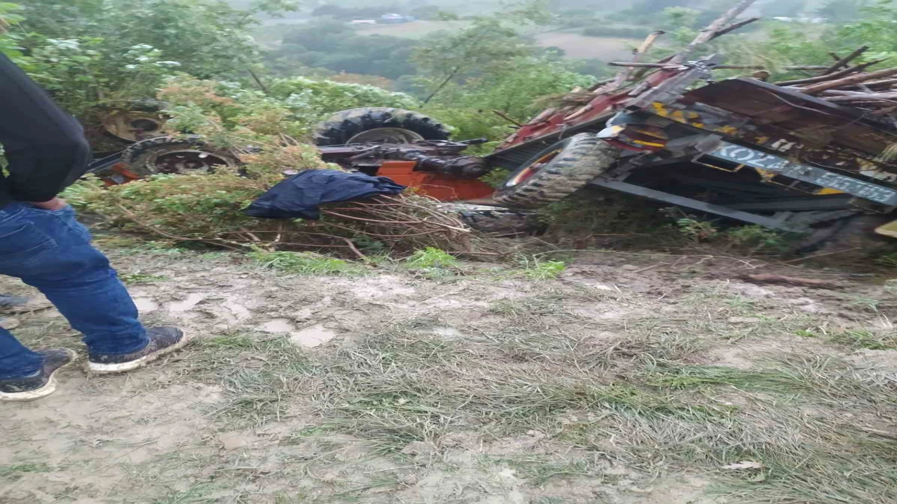 Devrilen traktörün sürücüsü hayatını kaybetti