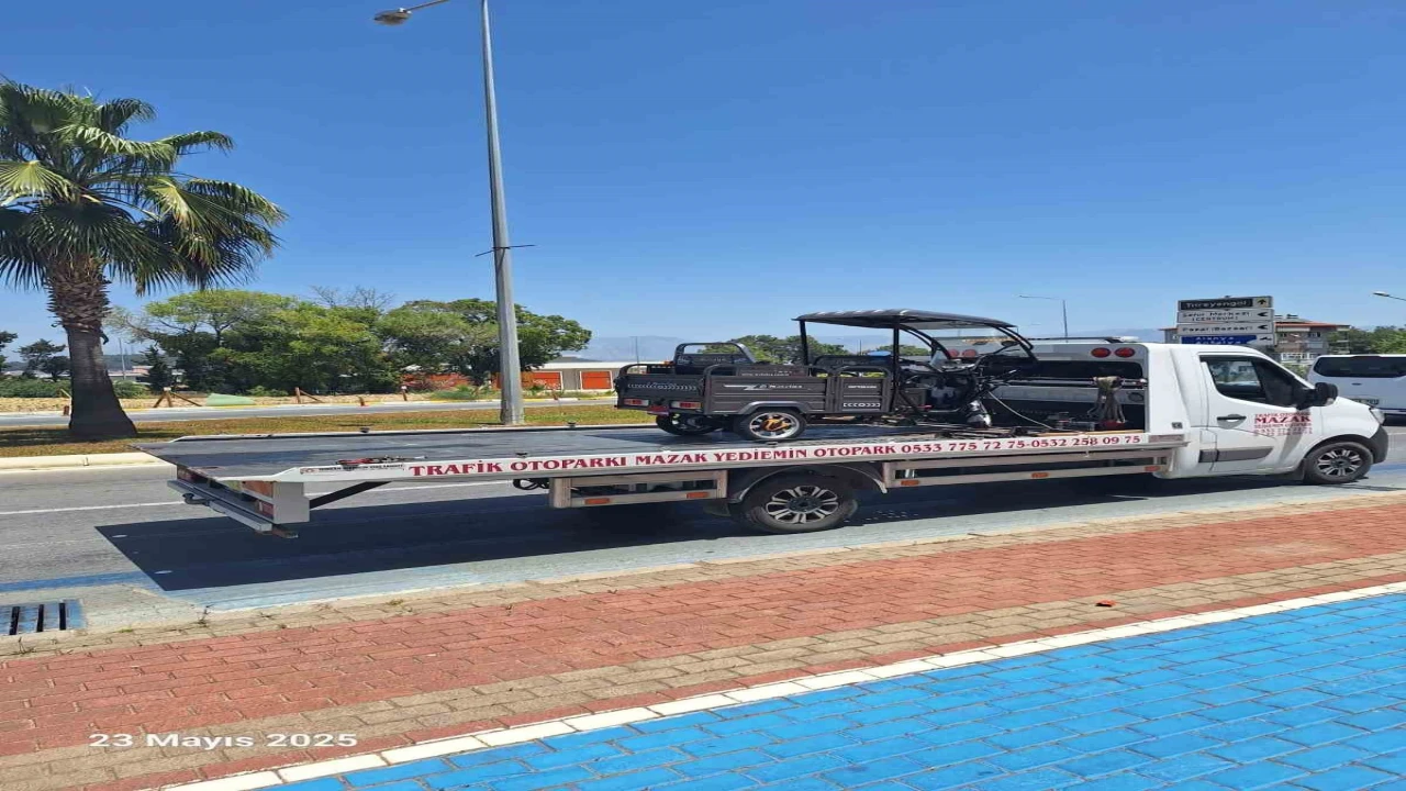 Direksiyon hakimiyetini kaybeden motorlu bisiklet devrildi: 2 yaralı