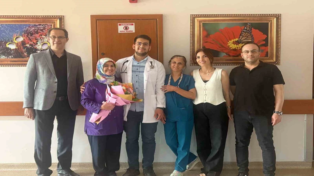 Doktor oğlundan hemşire anneye Anneler Günü sürprizi