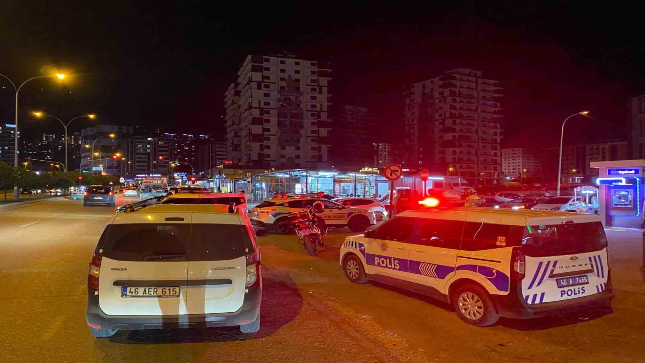 Dur ihtarına uymayıp kaçarken polis memuruna çarptı