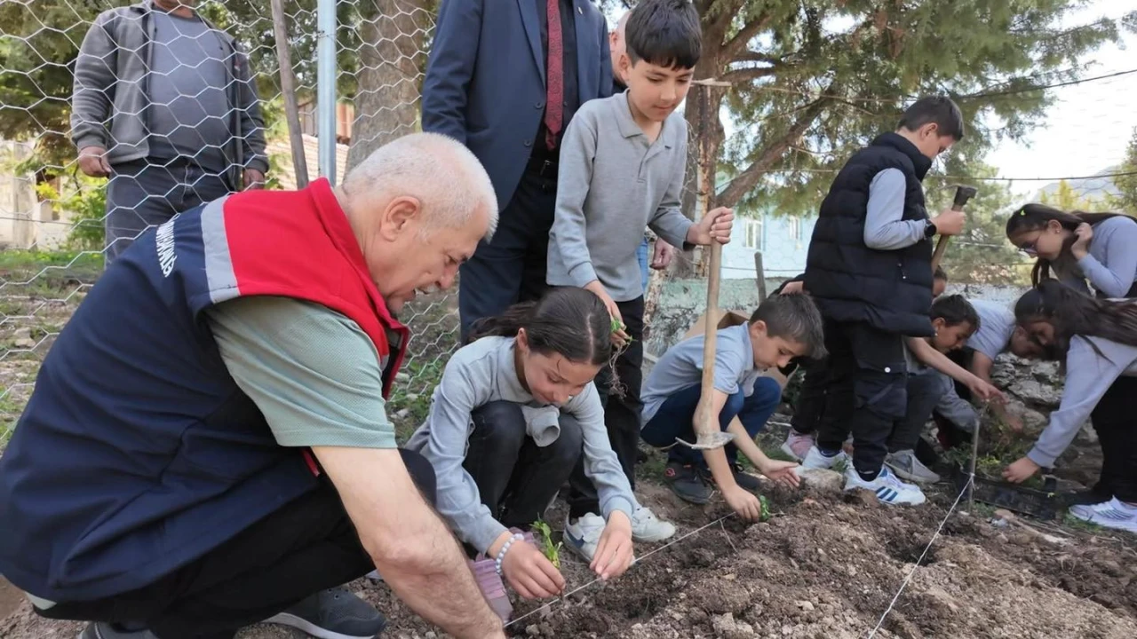 Eğirdirde tıbbi aromatik bitkiler bahçesi açıldı