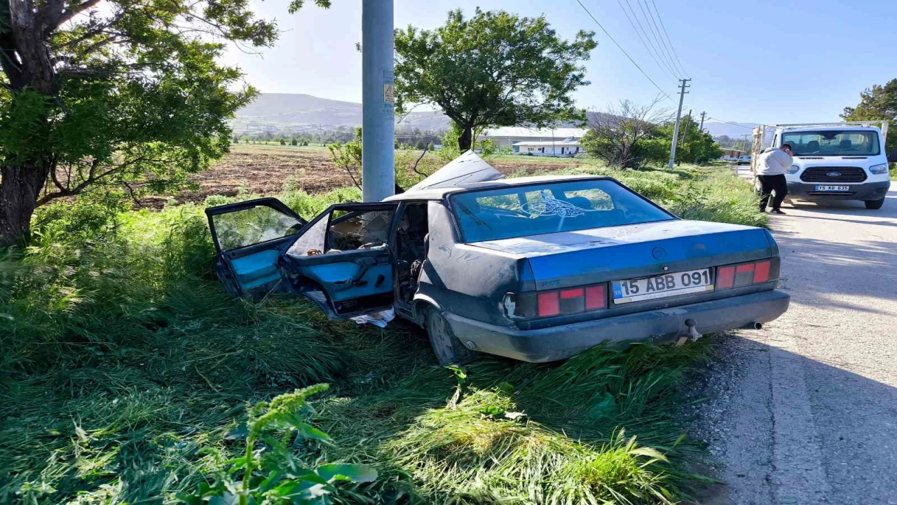 Elektrik direğine çarpan Tofaş hurdaya döndü: 2 yaralı