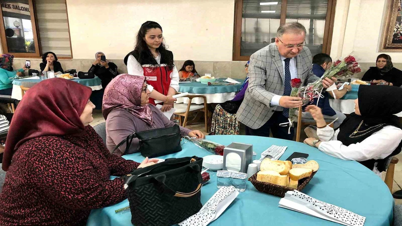 Erdemlide annelerin günü güllerle kutlandı
