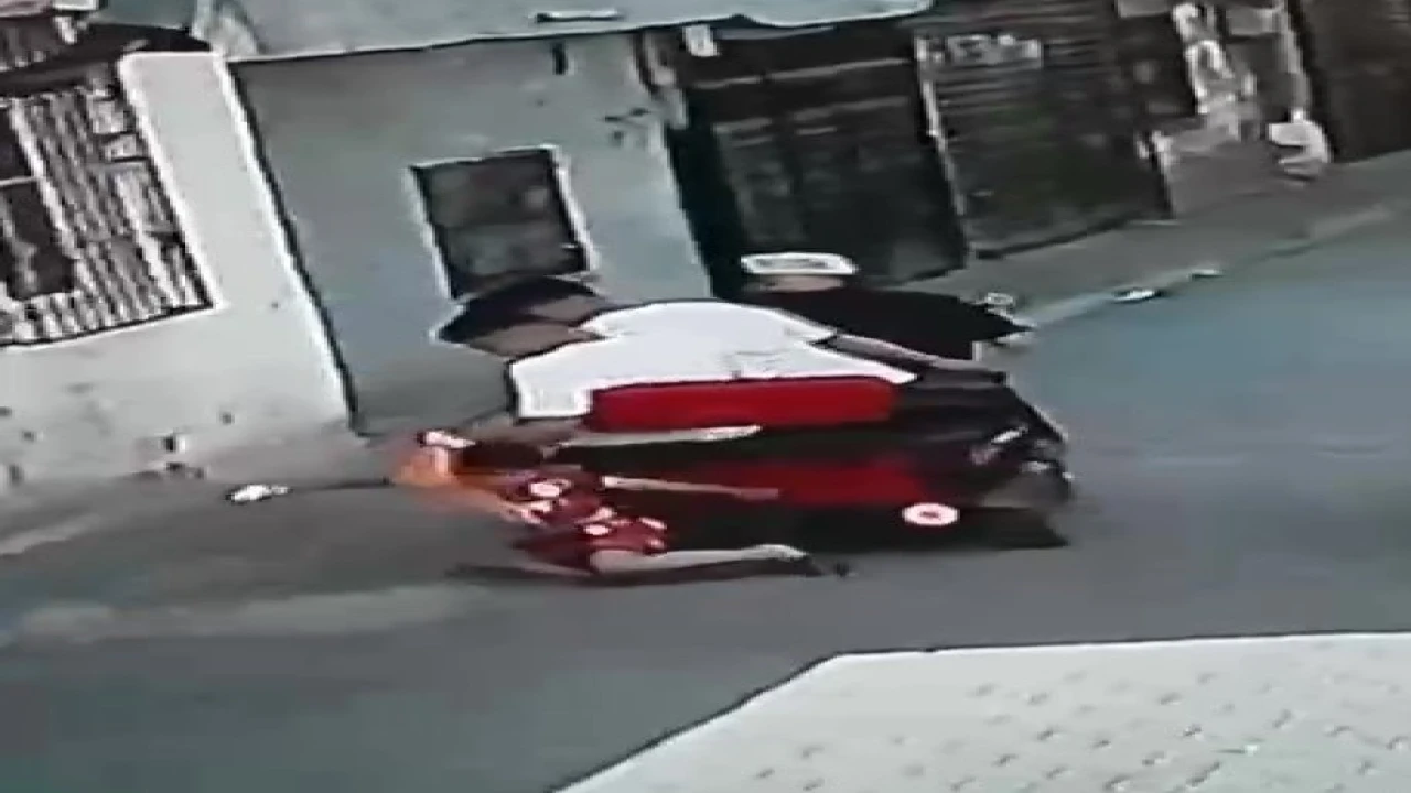 Galatasaray formalı çocuğu sürüklediler, Şaka savunması yaptılar