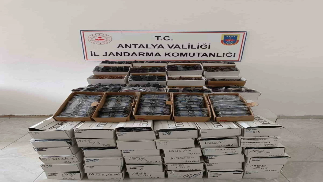 Gazipaşada araçta 3 bin kaçak gözlük ele geçirildi