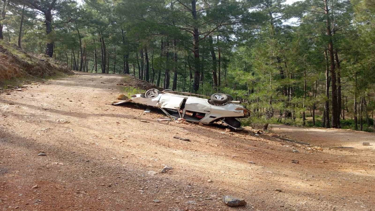Gazipaşada şarampole uçan otomobilin sürücüsü yaralandı