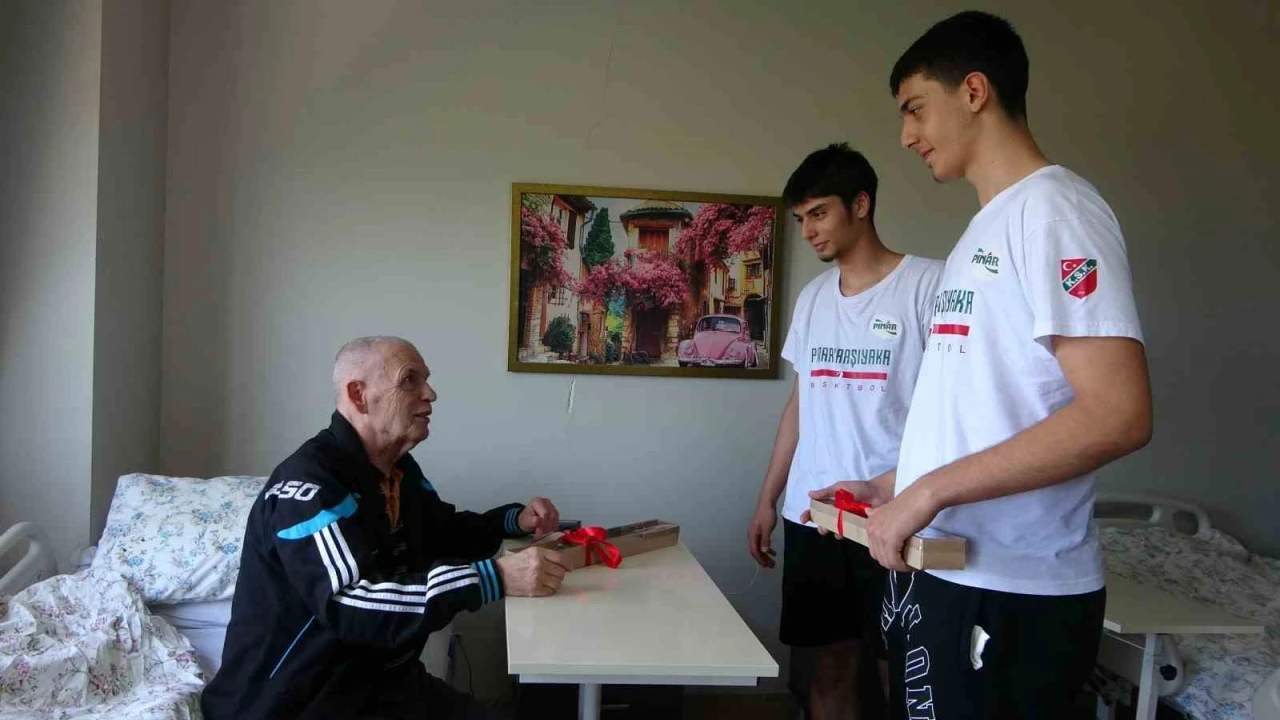 Genç basketbolculardan yaş almışlara anlamlı ziyaret