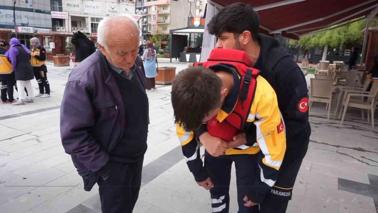 Gençler hayat kurtarmayı öğretti, vatandaşlar uygulamalı ilk yardım dersi aldı
