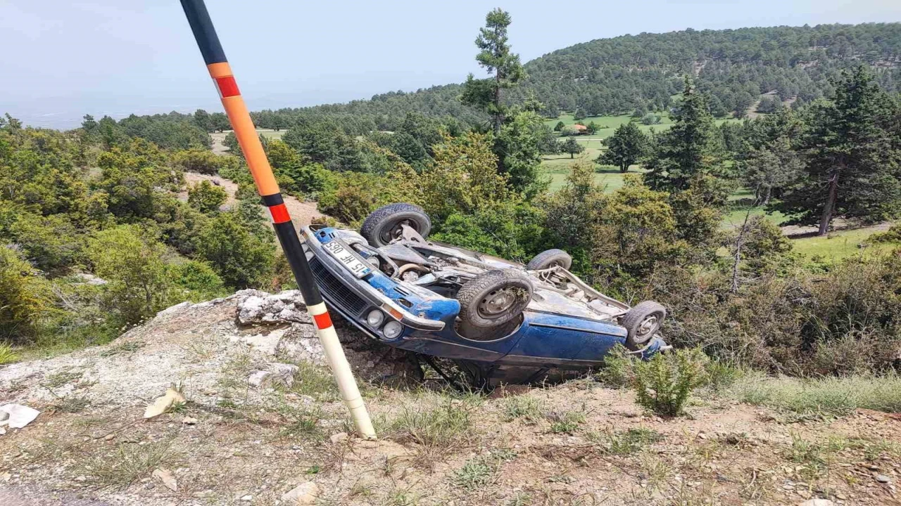 Gölhisarda otomobil şarampole devrildi, 2 kişi hafif yaralandı