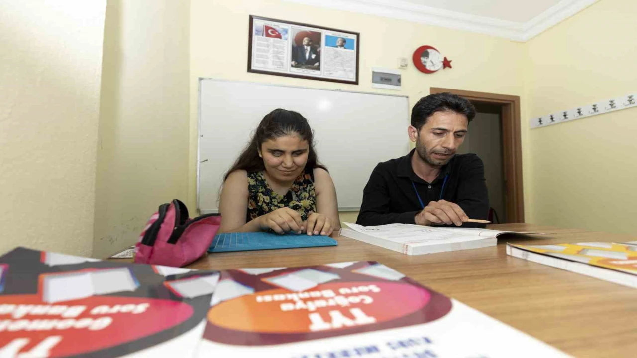 Görme engelle genç kız üniversite hayaline adım adım ilerliyor